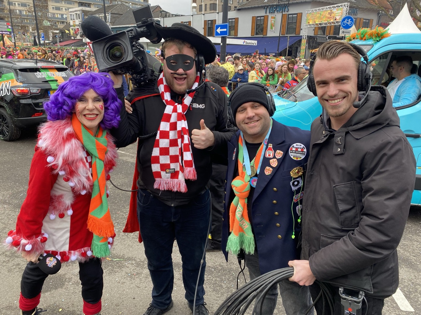 Op locatie tijdens carnaval, met cameraploeg