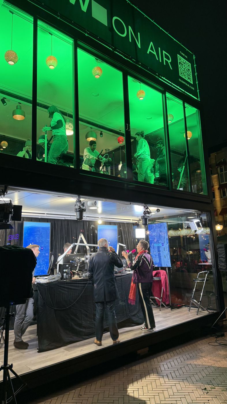 De studio van GLOW ON AIR, 9 november 2024