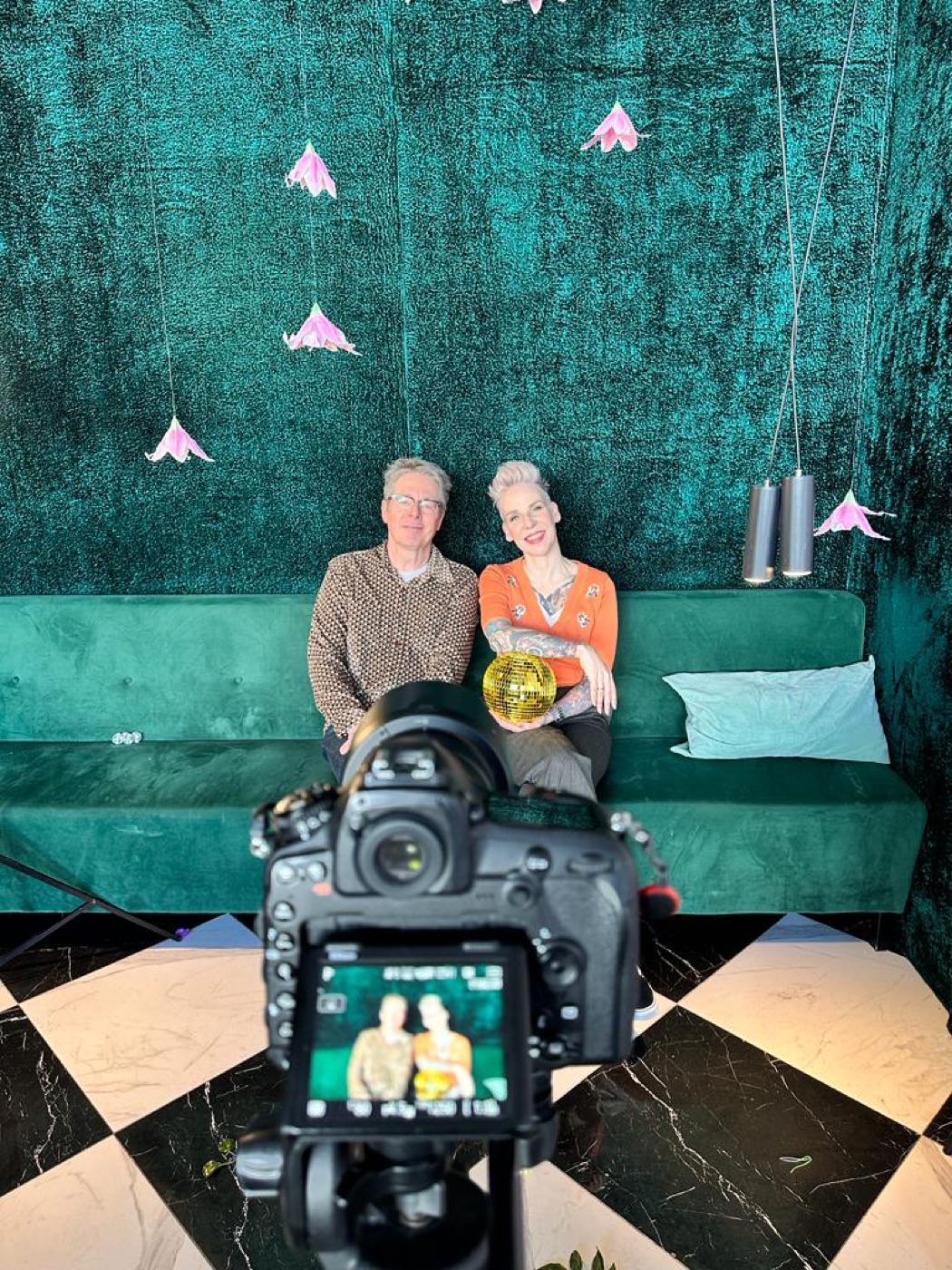 Interview op een groene bank, met camera op de voorgrond